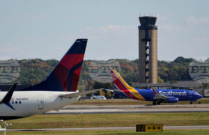 Над 3 милиона пътници в САЩ са били засегнати от нарушен въздушeн трафик след спирането на работата на правителството, казаха авиопревозвачи