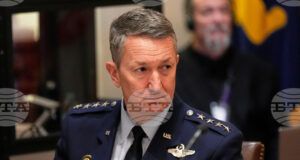 Най-високопоставеният американски военен посети военнослужещи в Пуерто Рико и на кораб в Карибско море на фона на засилващия се натиск върху Венецуела