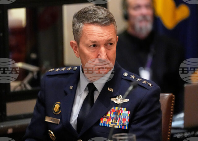 Най-високопоставеният американски военен посети военнослужещи в Пуерто Рико и на кораб в Карибско море на фона на засилващия се натиск върху Венецуела