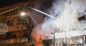 Най-малко четирима души са убити и седем - ранени при масирана руска атака с дронове и ракети срещу Киев, съобщават украинските власти