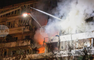 Най-малко четирима души са убити и седем - ранени при масирана руска атака с дронове и ракети срещу Киев, съобщават украинските власти