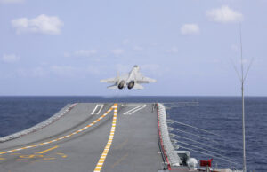 Китайски изтребител Джей-15 излита от самолетоносача "Шандун“