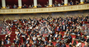 Националното събрание на Франция одобри със значително мнозинство спирането на пенсионната реформа