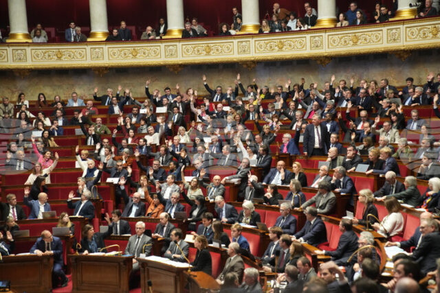 Националното събрание на Франция одобри със значително мнозинство спирането на пенсионната реформа