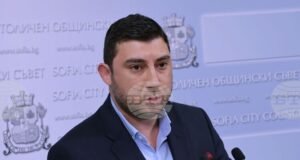 Няма да подкрепя предложенията за нови правила за паркиране и промяна в структурата на Столична община, заяви Карлос Контрера от ВМРО