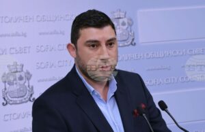 Няма да подкрепя предложенията за нови правила за паркиране и промяна в структурата на Столична община, заяви Карлос Контрера от ВМРО