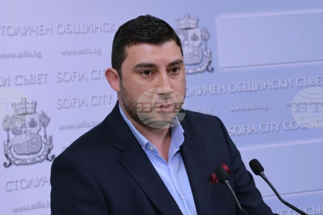 Няма да подкрепя предложенията за нови правила за паркиране и промяна в структурата на Столична община, заяви Карлос Контрера от ВМРО