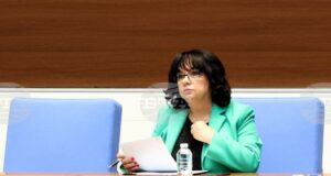 Няма проблем със снабдяване на банките и "Български пощи" с евро, каза финансовият министър Теменужка Петкова в парламента