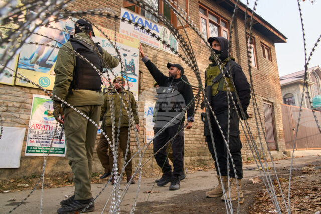 ОБНОВЕНА Девет души загинаха, а 32 са ранени при експлозия ОБНОВЕНА
Девет души загинаха, а 32 са ранени при експлозия на конфискувани експлозиви в полицейски участък в Кашмир