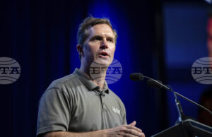 ОБНОВЕНА Най-малко трима души са загинали, а 11 са ранени при самолетната катастрофа в Луивил, съобщи губернаторът на щата Кентъки Анди Бешиър ОБНОВЕНА Най-малко трима души са загинали, а 11 са ранени при самолетната катастрофа в Луивил, съобщи губернаторът на щата Кентъки Анди Бешиър