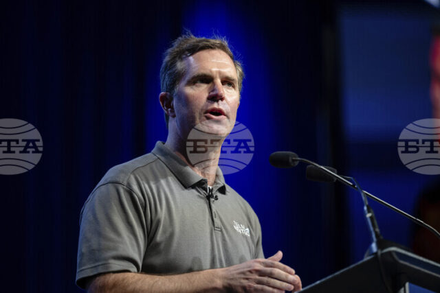 ОБНОВЕНА Най-малко трима души са загинали, а 11 са ранени при самолетната катастрофа в Луивил, съобщи губернаторът на щата Кентъки Анди Бешиър