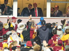 ОБНОВЕНА Тръмп стана първият от близо половин век действащ президент на САЩ, посетил мач от редовния сезон на Националната футболна лига