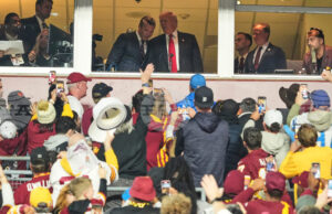 ОБНОВЕНА Тръмп стана първият от близо половин век действащ президент на САЩ, посетил мач от редовния сезон на Националната футболна лига