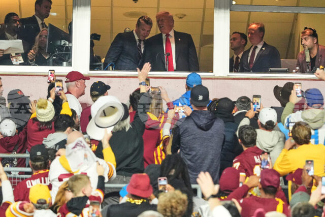ОБНОВЕНА Тръмп стана първият от близо половин век действащ президент на САЩ, посетил мач от редовния сезон на Националната футболна лига