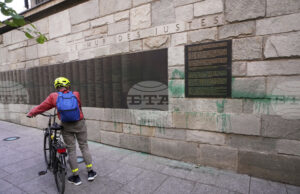 ОБНОВЕНА Четирима българи бяха осъдени на между 2 и 4 години затвор за оскверняване на Мемориала на Холокоста в Париж