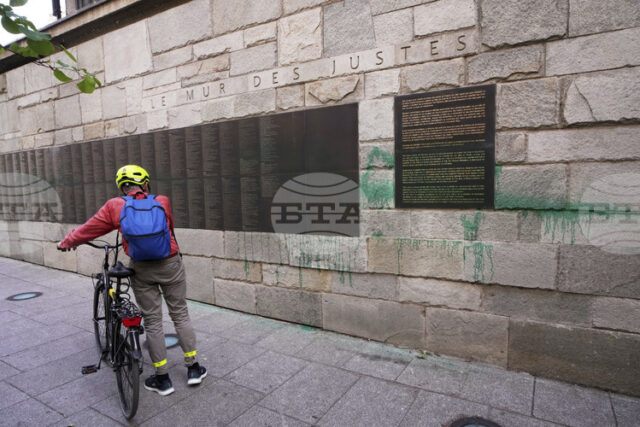 ОБНОВЕНА Четирима българи бяха осъдени на между 2 и 4 години затвор за оскверняване на Мемориала на Холокоста в Париж