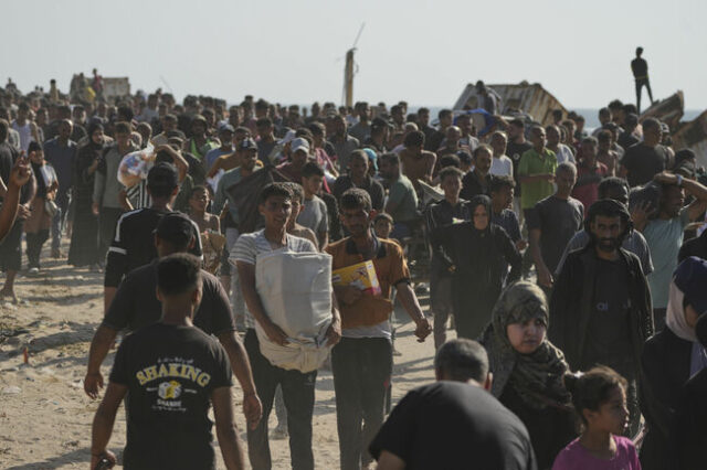 ООН прие историческа резолюция за Газа: Намерена ли е формулата Палестинци носят кутии с храна, доставени от "Хуманитарната фондация в Газа" в град Рафах