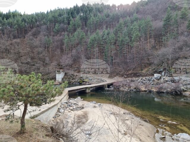 Обстановката заради валежите в област Кърджали е спокойна, въведено е само едно ограничение по третокласен път в района на село Китница