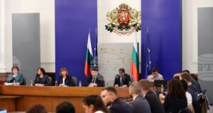 Общ законопроект за доброволчеството, обединяващ три проекта, обсъдиха днес на кръгла маса депутати от ГЕРБ-СДС, БСП и ПП-ДБ в Министерския съвет