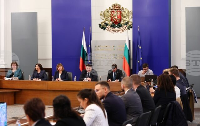 Общ законопроект за доброволчеството, обединяващ три проекта, обсъдиха днес на кръгла маса депутати от ГЕРБ-СДС, БСП и ПП-ДБ в Министерския съвет