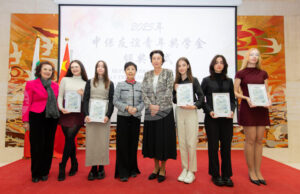 Общо 29 български студенти и ученици получиха стипендии от Китай