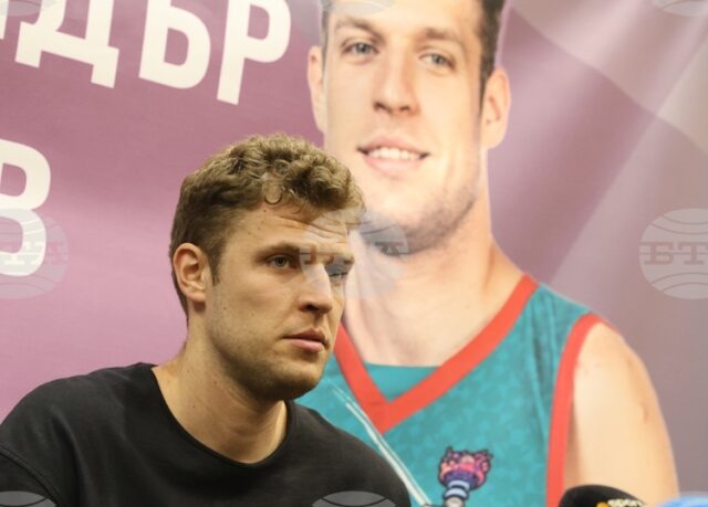 Олимпиакос продължава без грешка в първенството на Гърция, Александър Везенков Олимпиакос продължава без грешка в първенството на Гърция, Александър Везенков не впечатли в мача с Кардица