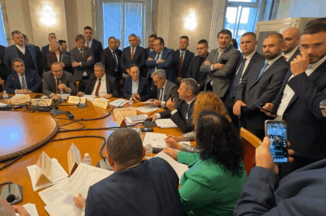 Опит бюджетът да мине „на крак“ взриви нов скандал в парламента