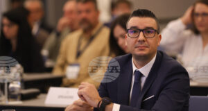Осигуряване на непрекъсваемост на процесите в бургаската рафинерия изтъкна като основна цел и задача икономическият министър Петър Дилов