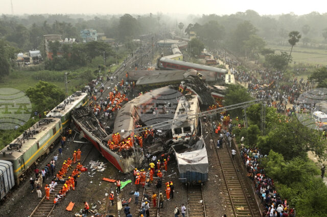 ПТИ: Четирима са загинали при сблъсък на пътнически влак с ПТИ: Четирима са загинали при сблъсък на пътнически влак с товарен влак в Индия