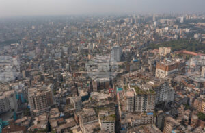 Пожар в бедняшки квартал в столицата на Бангладеш остави хиляди без дом