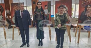 Посланикът на Украйна в България, кметът на Шумен и директорът на РБ "Стилиян Чилингиров" откриха изложбата „Украински носии и традиции“