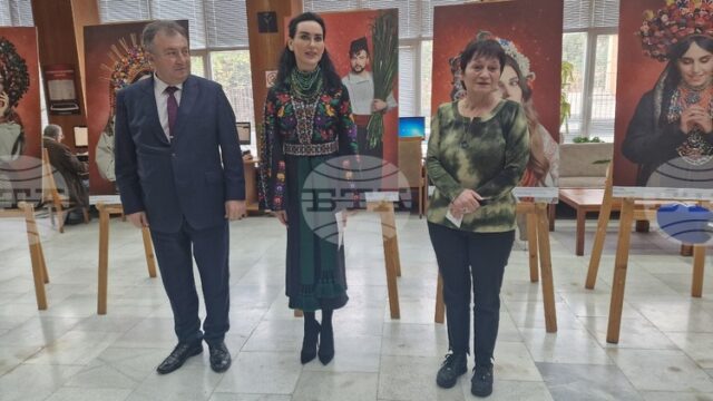Посланикът на Украйна в България, кметът на Шумен и директорът Посланикът на Украйна в България, кметът на Шумен и директорът на РБ "Стилиян Чилингиров" откриха изложбата „Украински носии и традиции“