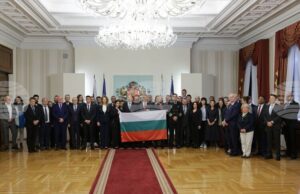 Президентът Румен Радев ще връчи националното знаме на 34-тата българска полярна експедиция Президентът Румен Радев ще връчи националното знаме на 34-тата българска полярна експедиция