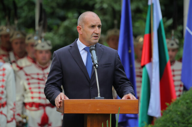 Президентът държи на референдума за еврото – иска парламентът да Румен Радев