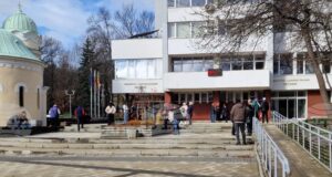 Протест срещу въвеждането на еврото се проведе пред сградата на общинската администрация в Перник