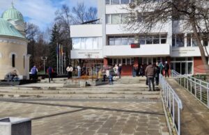 Протест срещу въвеждането на еврото се проведе пред сградата на общинската администрация в Перник