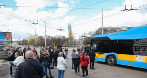 Протестиращи затвориха движението при столичния мост "Чавдар" откъм бул "Владимир Вазов" с искане да се оттеглят промените, свързани със зоните за паркиране