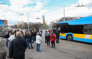 Протестиращи затвориха движението при столичния мост "Чавдар" откъм бул "Владимир Вазов" с искане да се оттеглят промените, свързани със зоните за паркиране