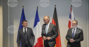 Президентът на Франция Еманюел Макрон, германският канцлер Фридрих Мерц и британския премиер Киър Стармър