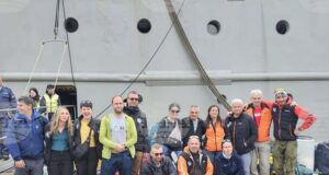 Първата група от 34-тата българска антарктическа експедиция отплава на юг към Антарктика с чилийския кораб „Ахилес 41“