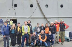 Първата група от 34-тата българска антарктическа експедиция отплава на юг към Антарктика с чилийския кораб „Ахилес 41“