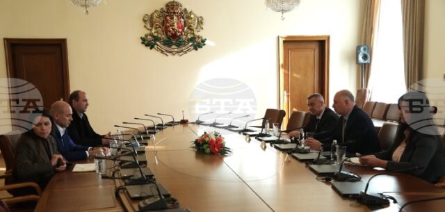 Работим за това до края на годината пострадалите животновъди да получат компенсациите си в пълен размер, каза премиерът Росен Желязков