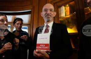 Радостен съм, каза писателят Лоран Мовиние, носител на тазгодишната награда „Гонкур“ за романа си „Празната къща“ Радостен съм, каза писателят Лоран Мовиние, носител на тазгодишната награда "Гонкур" за романа си "Празната къща"