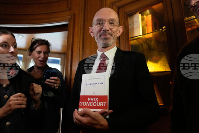 Радостен съм, каза писателят Лоран Мовиние, носител на тазгодишната награда Радостен съм, каза писателят Лоран Мовиние, носител на тазгодишната награда "Гонкур" за романа си "Празната къща"