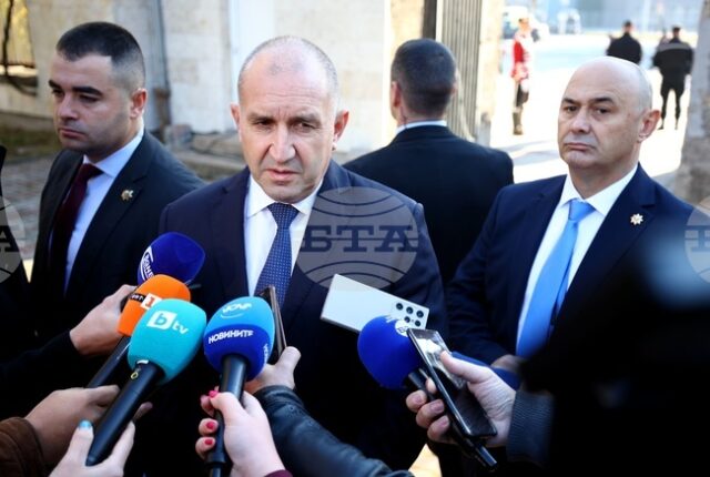 Румен Радев с остра критика към властта: Политическата класа затъва Румен Радев