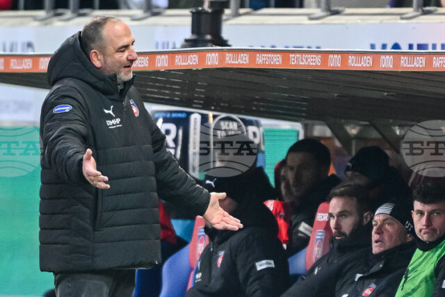 Ръководството на Хайденхайм подкрепи треньора Франк Шмид въпреки последното място на тима в Бундеслигата