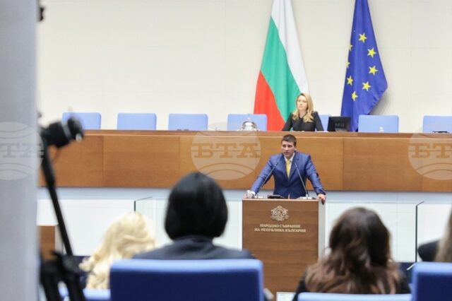 С декларация на „Величие“ относно правото на чиста околна среда С декларация на „Величие“ относно правото на чиста околна среда започна заседанието на Народното събрание