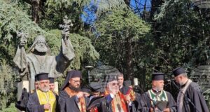 С тържествен общоградски ритуал пред паметника на митрополит Методий Кусев в Стара Загора бе отбелязан Денят на народните будители