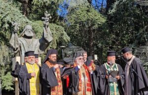 С тържествен общоградски ритуал пред паметника на митрополит Методий Кусев в Стара Загора бе отбелязан Денят на народните будители С тържествен общоградски ритуал пред паметника на митрополит Методий Кусев в Стара Загора бе отбелязан Денят на народните будители