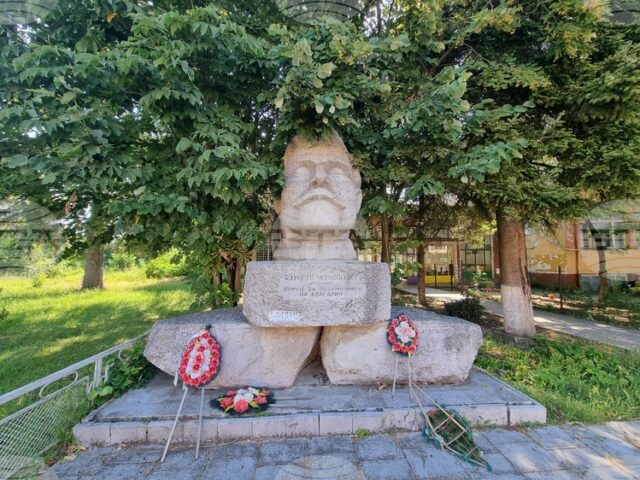 С шествие от центъра на луковитското село Дерманци до паметника С шествие от центъра на луковитското село Дерманци до паметника на Христо Чернопеев бяха отбелязани 110 години от гибелта на войводата